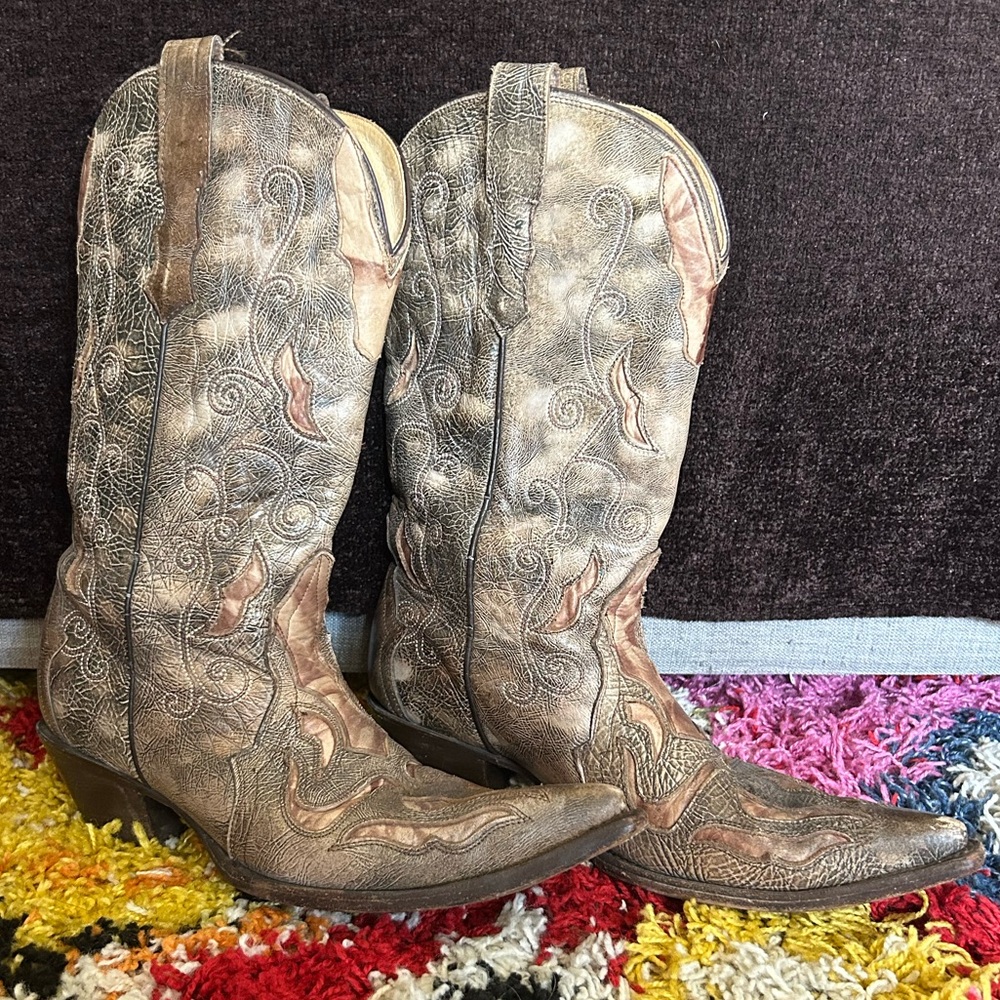 Elegant Embroidered Heeled Cowboy Boots